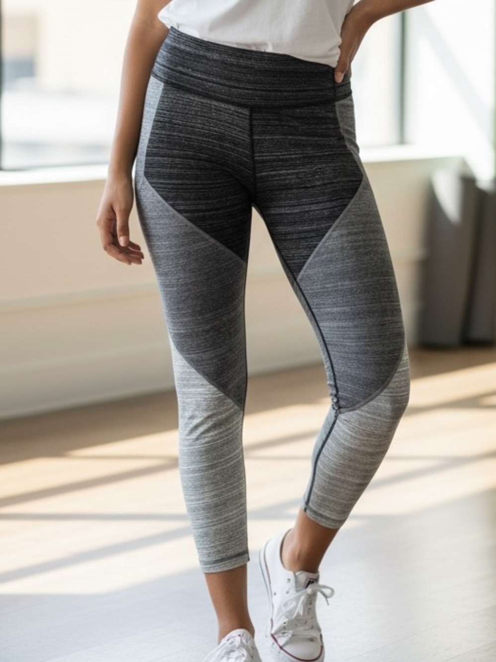 High-Rise Colorblock Performance Cropped Leggings - Gray- Size  M